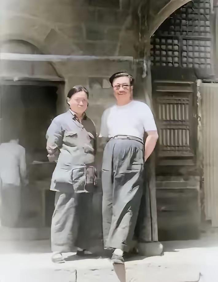 考考你眼力，这是谁一家人？他可是开国上将，长期从事情报、保卫、特工工作，是新中