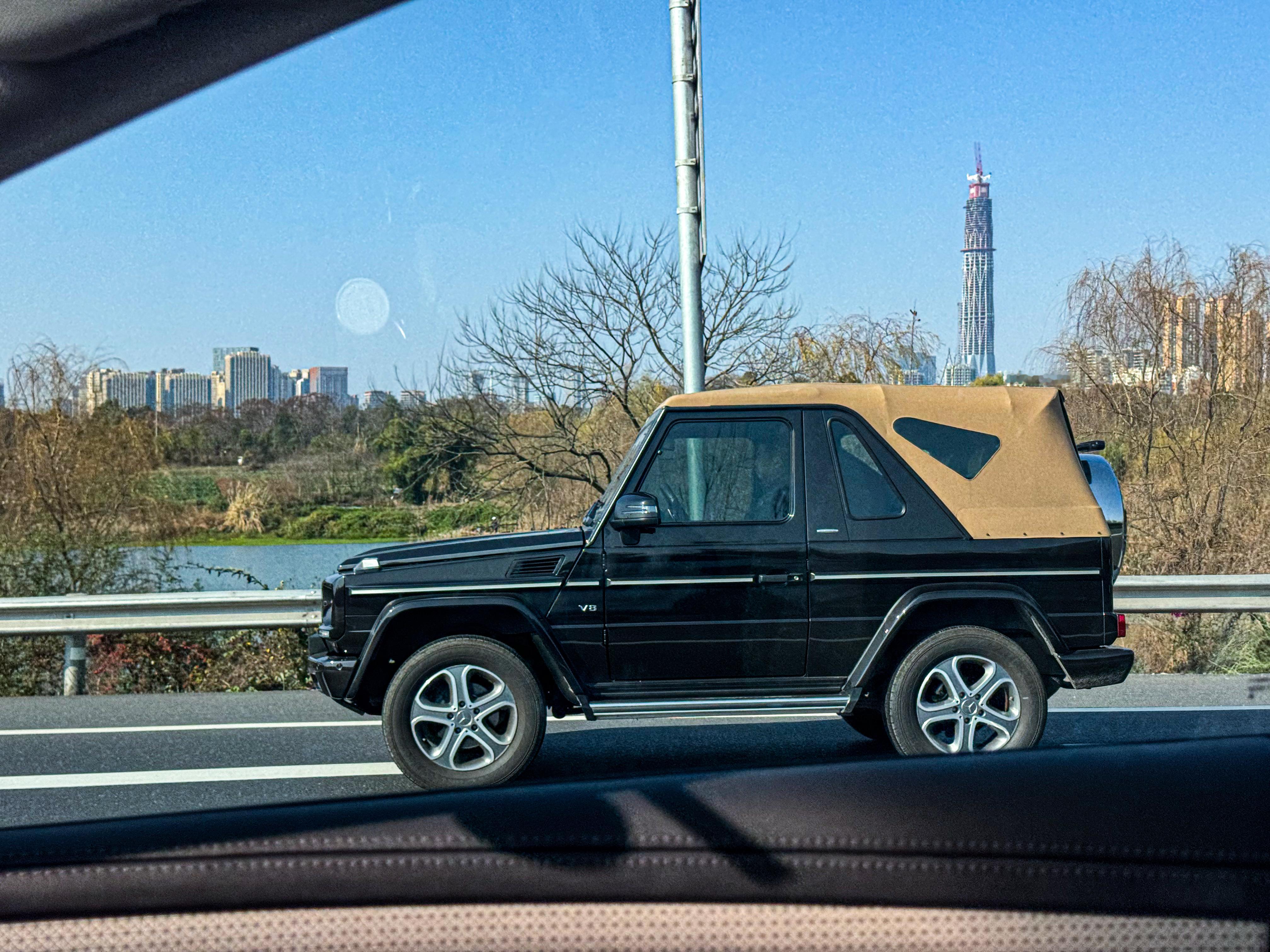 霍！这个暖洋洋的天，偶遇一台奔驰大G➕双门➕敞篷➕V8，车主会有不开心的事情吗