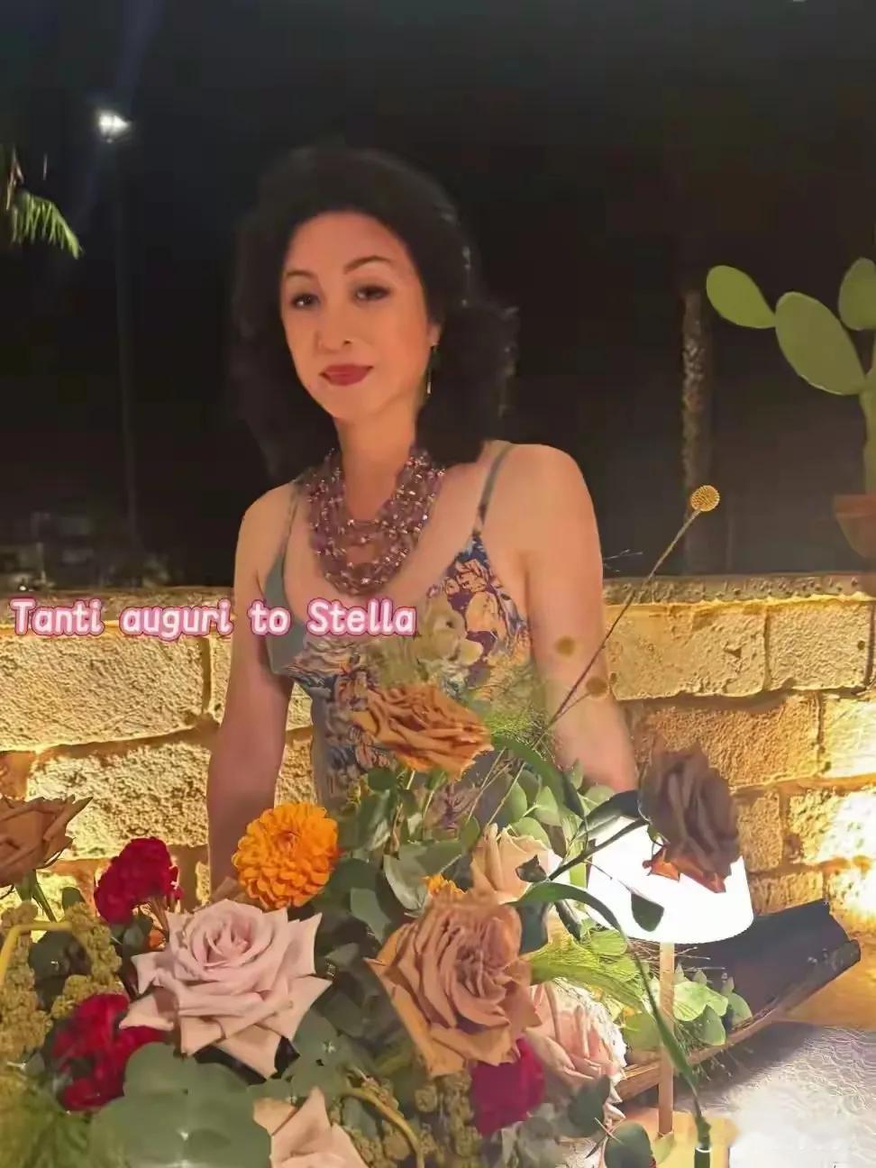 58岁的金星宛如时光宠儿，再度美出新高度！她身着一袭印花吊带裙，轻盈的裙摆随风摇