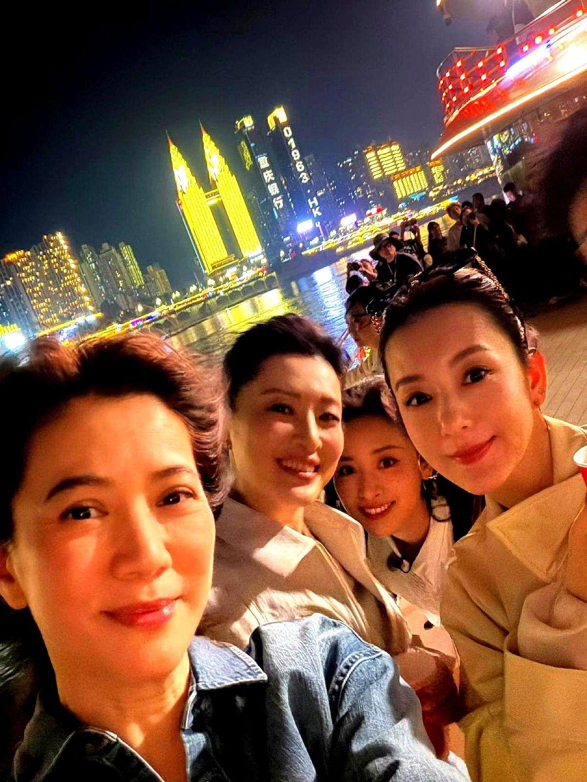 记者问袁咏仪在家撒不撒娇，张智霖叹了口气说，这就是命。别人家老婆吃饭细嚼慢咽