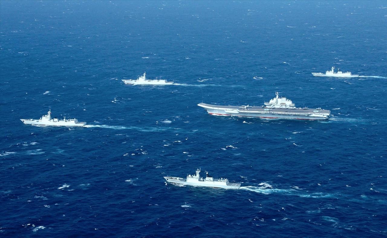 辽宁舰编队现身硫磺岛海域，日本忙着要解释。近些年，日本在美国的松绑下，以对抗
