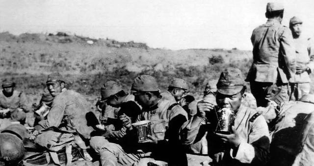 1944年，美军在日军尸体上发现了日军挥刀斩首澳大利亚陆军中士伦纳德的照片。照片