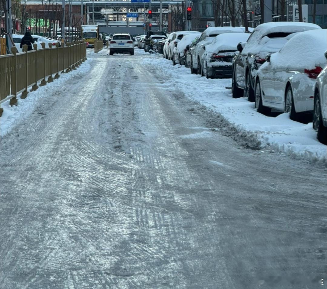 下雪天智能驾驶表现如何超级车主冰雪，是智能驾驶最严苛的试金石，也是技术真实力的