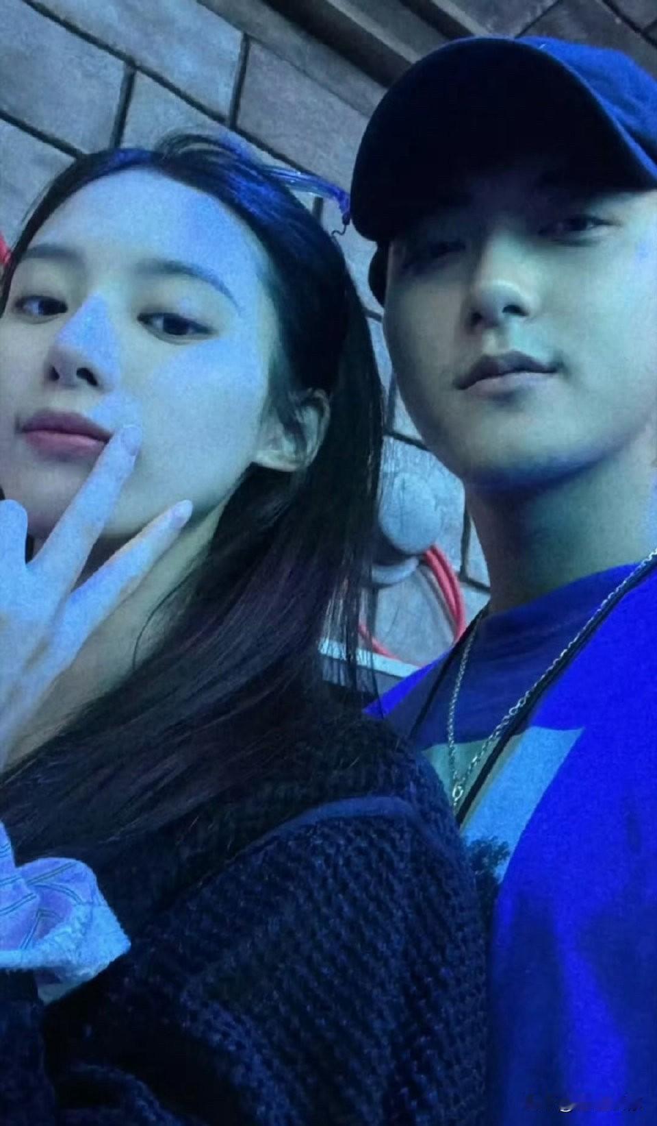 看黄子韬这孩子至少有1岁大，这孩子腿都从成人背影里露出来了，怎么会是刚出生？