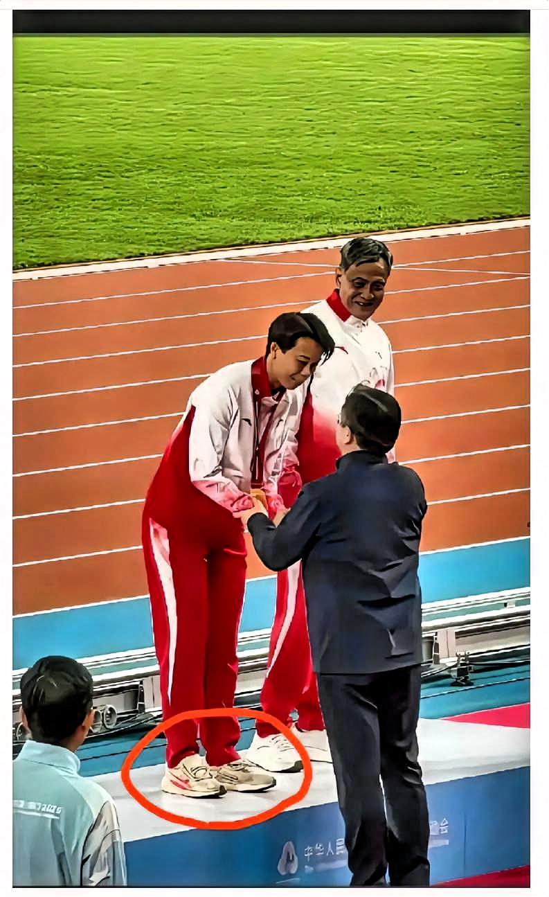 刘景杨的教练也没有想到！自己一个教三级跳的教练却带出了跨栏冠军，刘景杨还很懂得