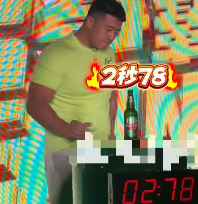 7月16日，山东青岛国际啤酒节酒王争霸赛惊现"黑马"，莱州小伙用2秒78分完成炫