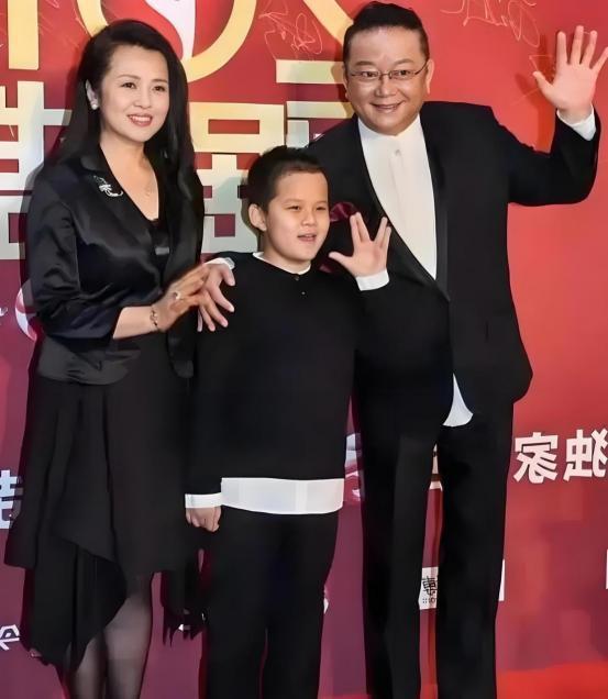 2008年，60岁的王刚老来得了，本以为晚年可以安享清福，没想到如今77岁了，却