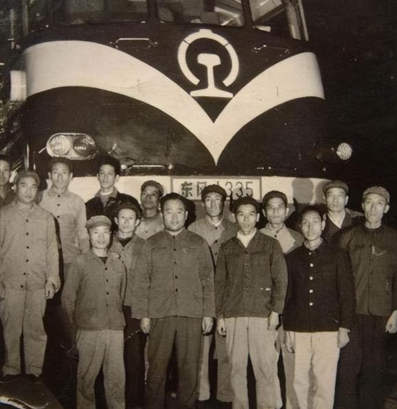 1981年，一列火车在大渡河峡谷冲进了一座不存在的大桥，275人瞬间失踪，司机最