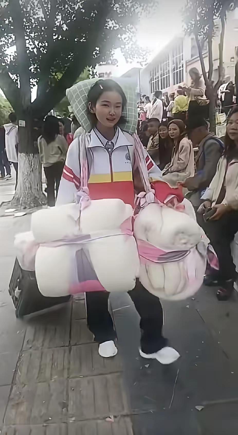 高考结束，看到走出校门的女孩，全场一下笑了，可笑着笑着就感动了。只见女孩肩头斜挂