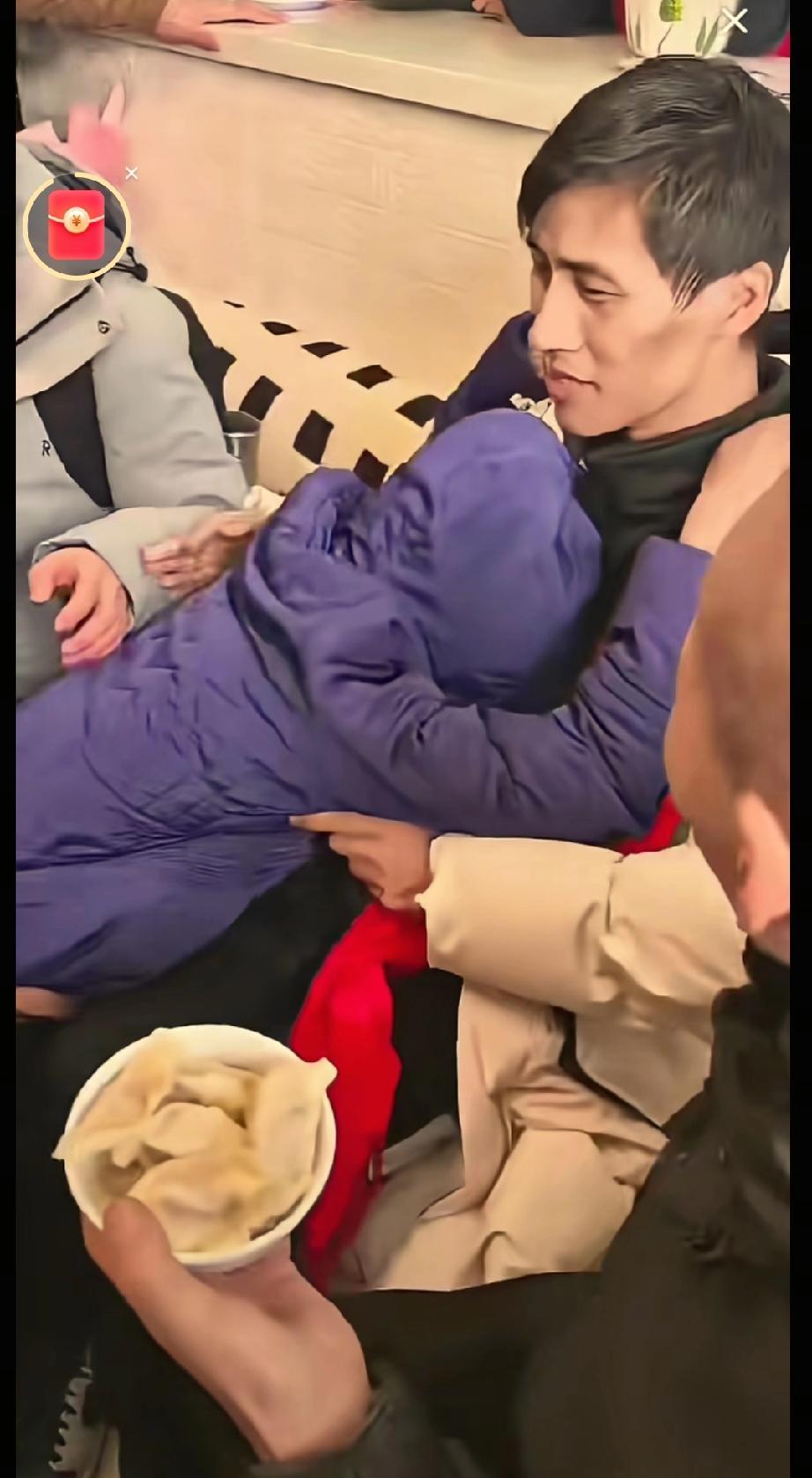 张云鹏姑姑扑通跪倒在地，她压抑了20多年的情绪一下释放出来了，她一定特别爱自己