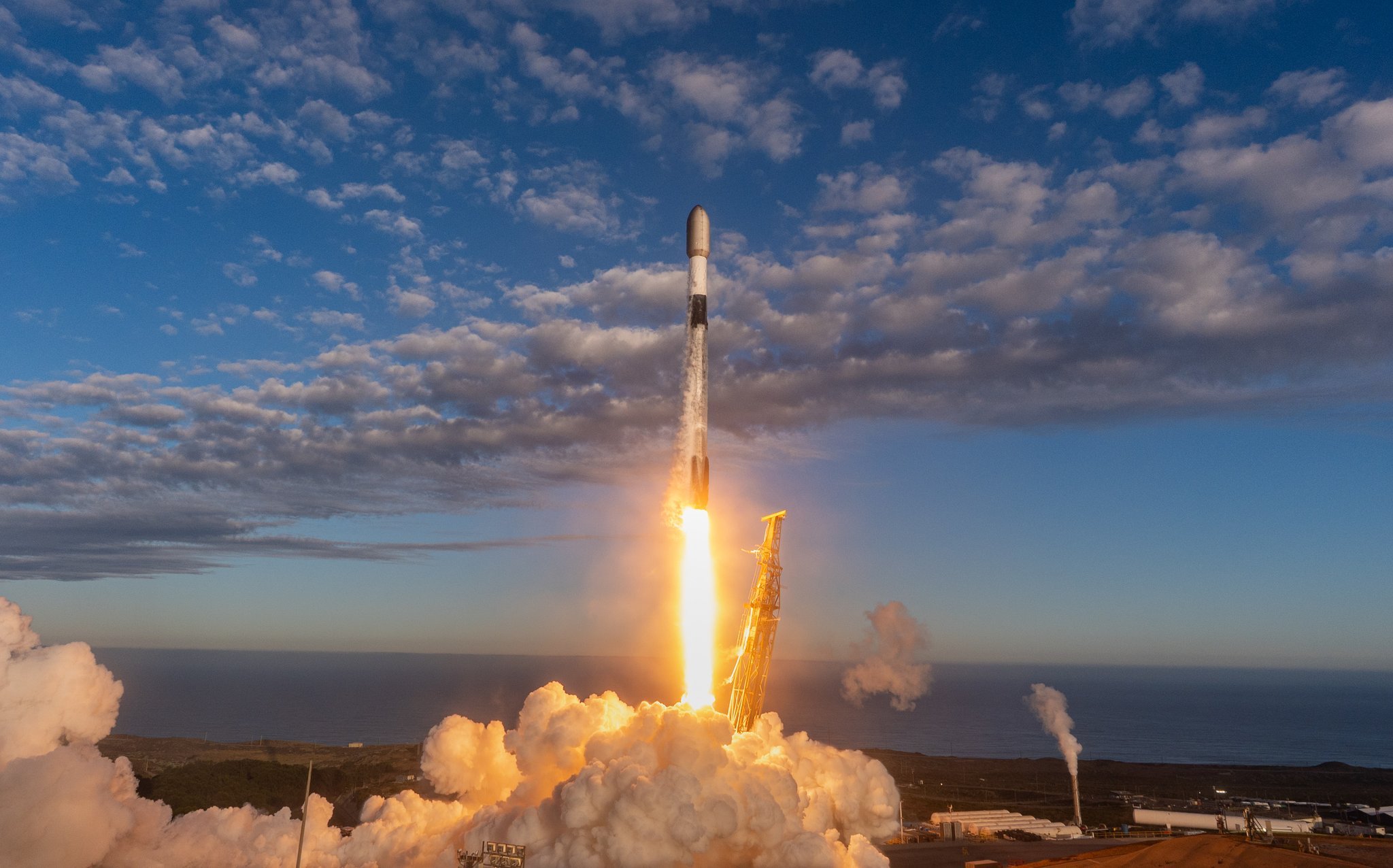 北京时间今天凌晨，SpaceX使用猎鹰9号成功发射27颗“星链”组网卫星，此次任