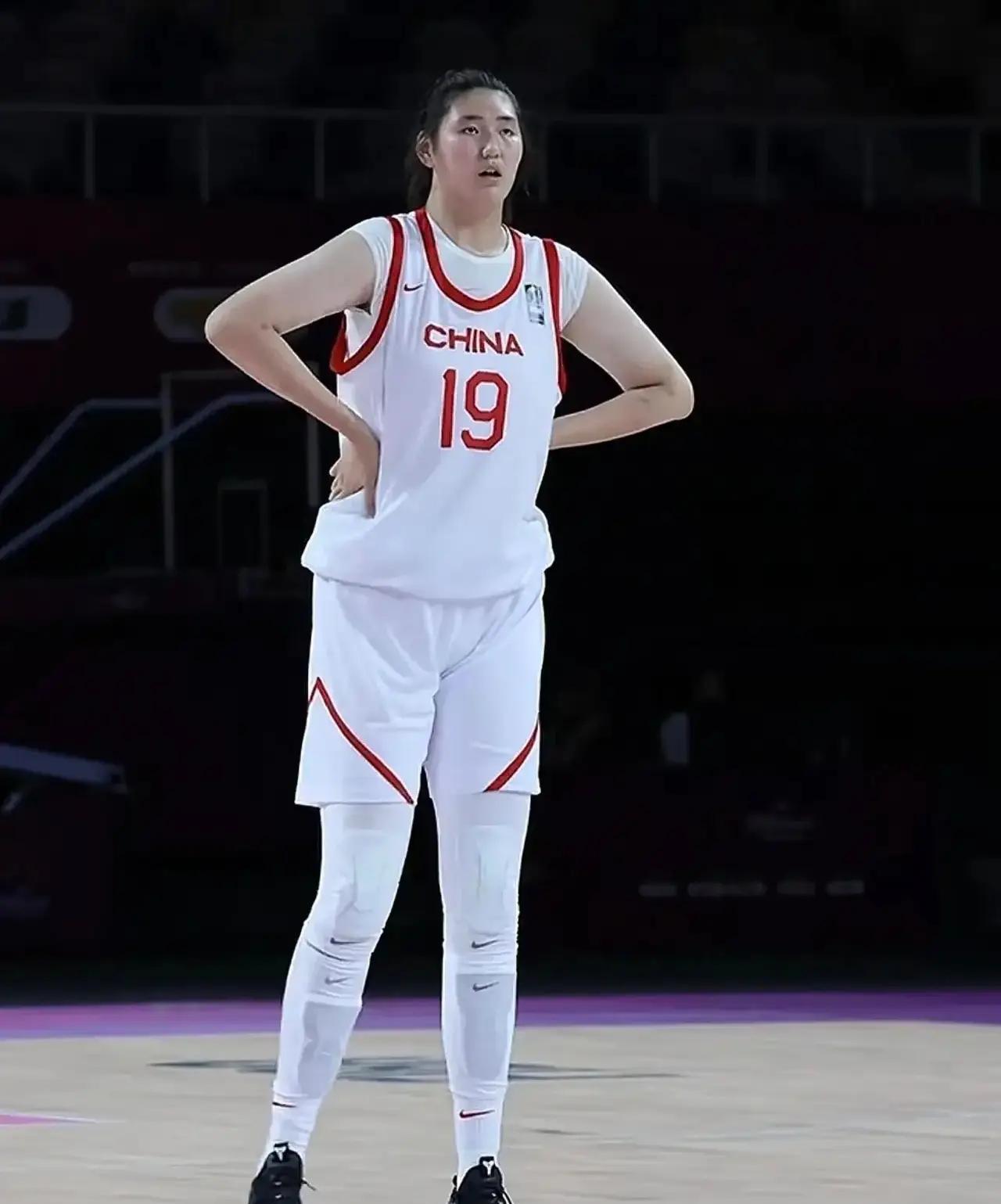张子宇的横空出世，证明中国女篮还有前途！时代需要才人，女篮的时代需要张子宇这样