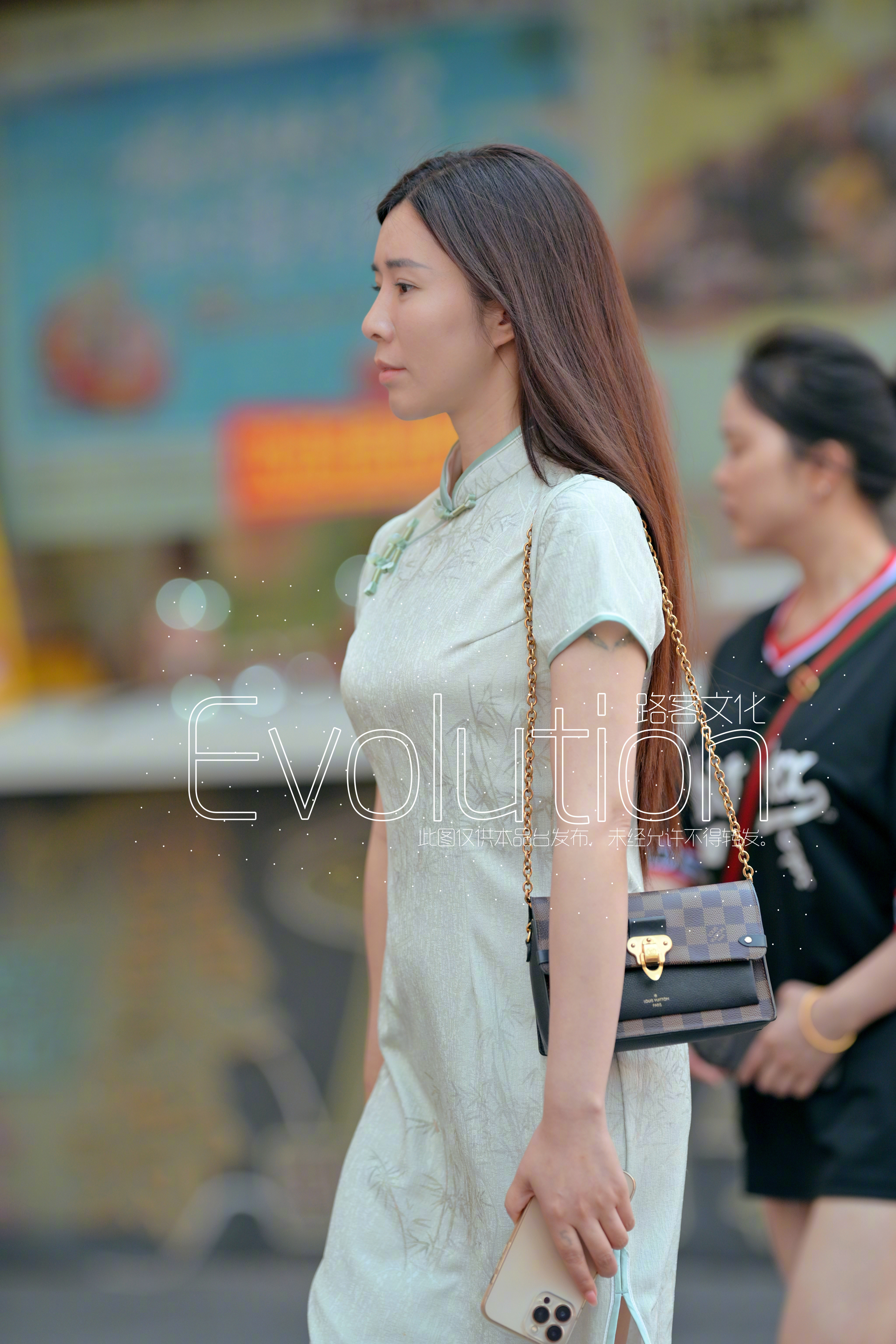 街头少见穿旗袍的小姐姐​​​