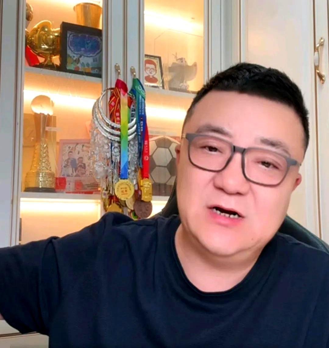 0比1输给越南后，我们还在做梦？那天熊猫杯哨声一响，越南一脚就把球送进网。