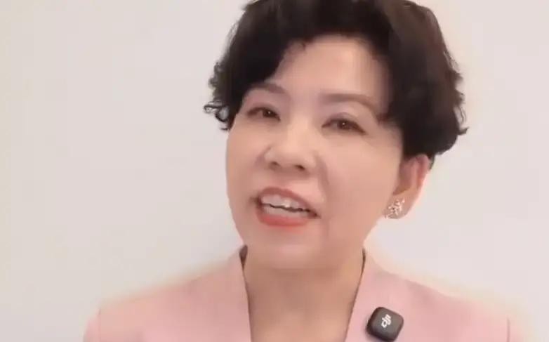 国乒男团2比3倒在日本队拍下后，网上吵得不可开交不少人揪着邓亚萍的点评，非说她在指责王皓排兵布阵失误