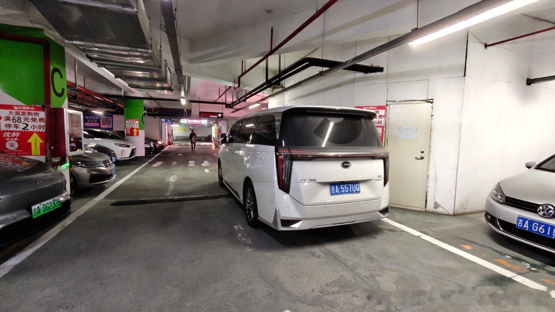 这种的素质，真就可以扔了收费商场就这么堵着打电话不接你挡就挡了，心里没点B数吗电