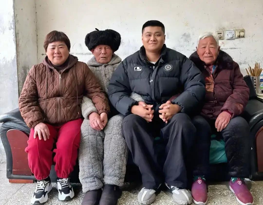 朱进开直播讲自己被拐27年才找到亲爹妈，弹幕刷到飞起。他说小时候被卖到外省农村