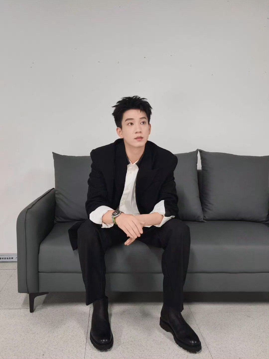 王子奇这全身穿搭都很好看，超帅！大长腿太帅啦！​​​