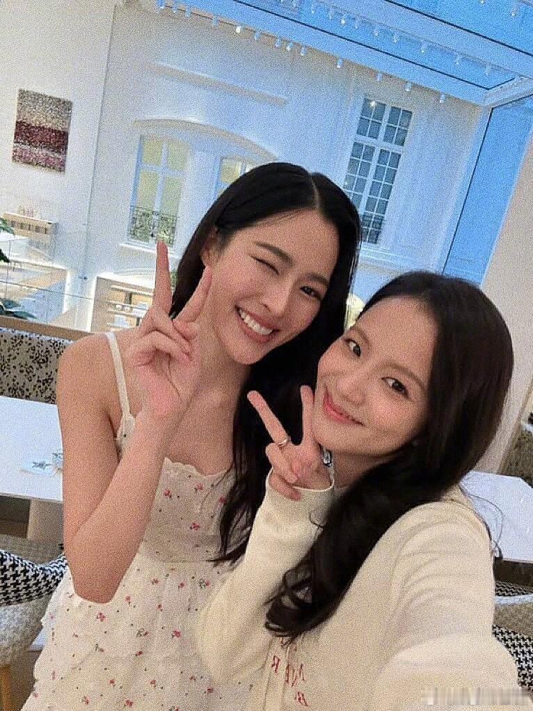 邝玲玲金智秀合照这什么追星体质也太幸福了​​​