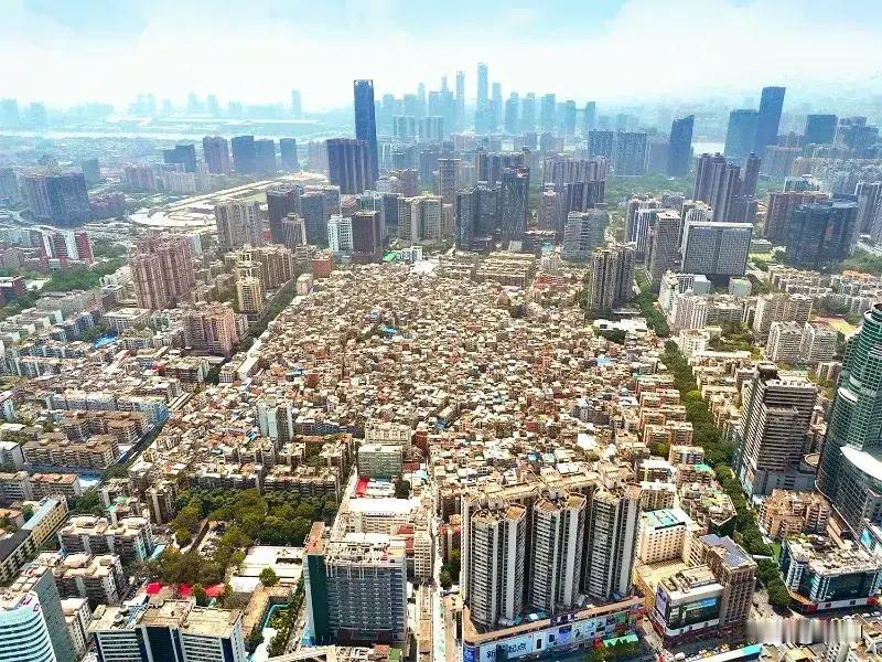 这就是位于广州与珠江新城隔望的广州石碑村，中国最密集的城中区，在0.73平方公里