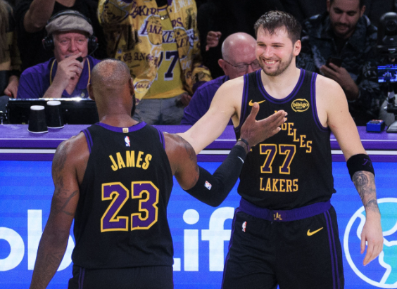 为啥都在喷东契奇啊，不因该完全是雷迪克的锅吗老詹带替补拿下20分领先，然后大