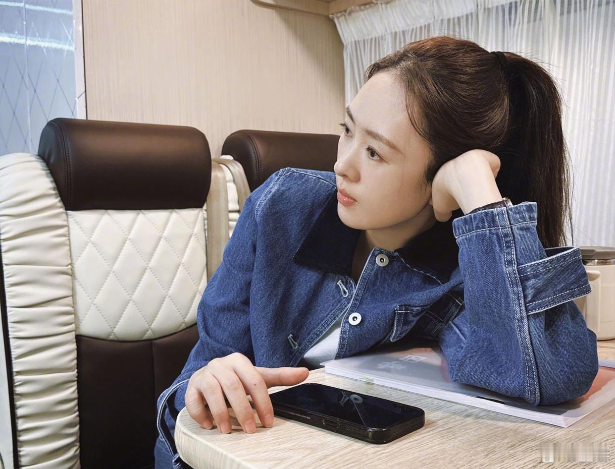 童瑶切换风格这么丝滑？一边是缀满珍珠的婚纱，露肩裙衬得肩颈线像天鹅，冷艳得像古堡