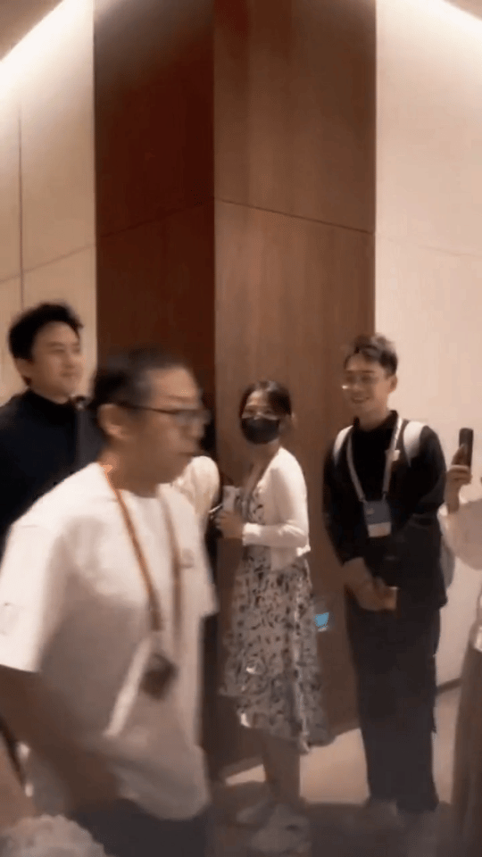 黄景瑜邓超你俩坐一桌我最喜欢他俩的西装，黄景瑜的西装是自带荷尔蒙的“硬派绅士感，