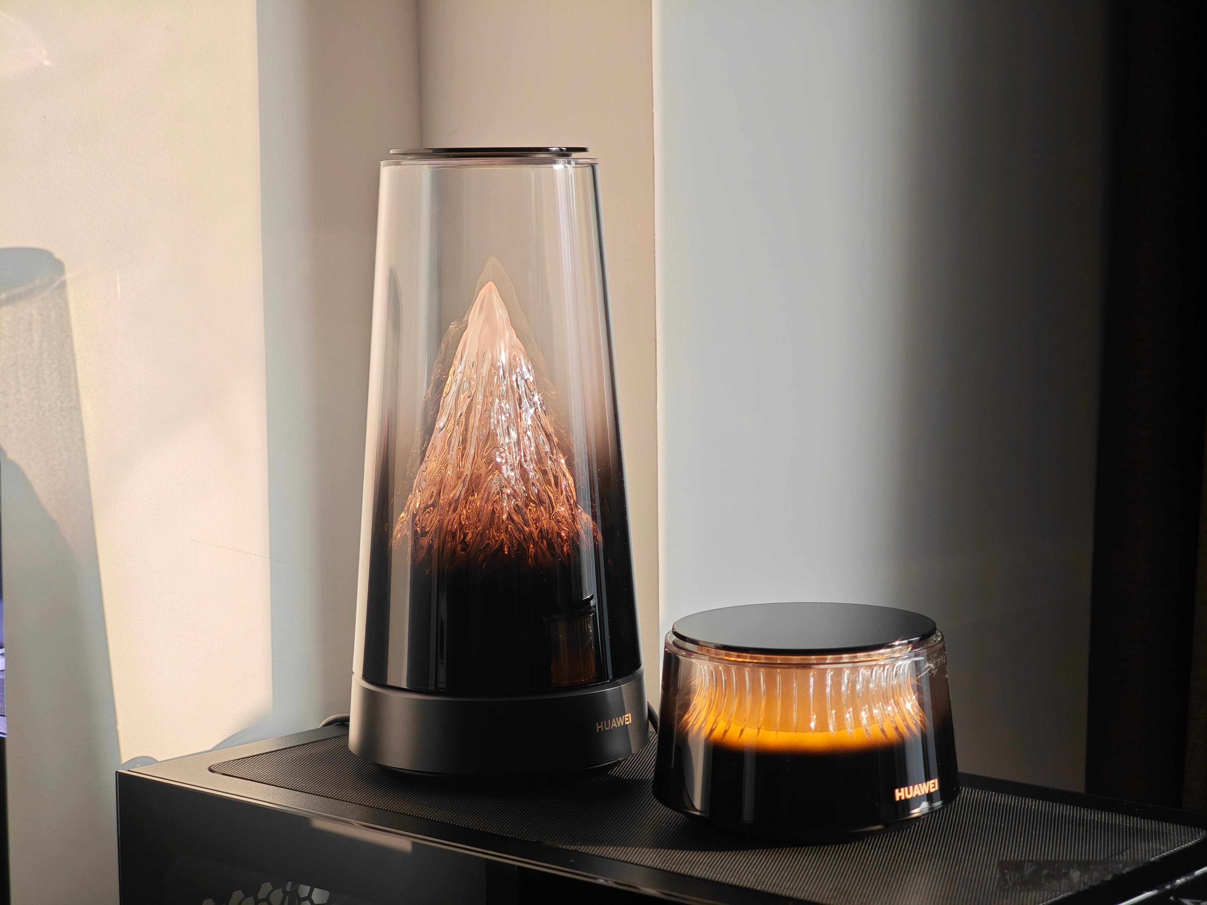 华为的日照金山路由器，真的是无比的精致！性能也非常强大，摆在屋中，这就是最亮眼的