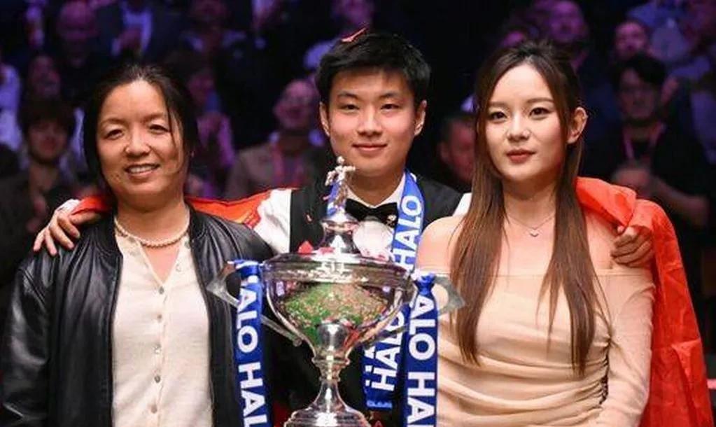 经纪人警告赵心童不可以挥霍50万英镑世锦赛冠军奖金！赵心童的成功要感谢“第二个妈