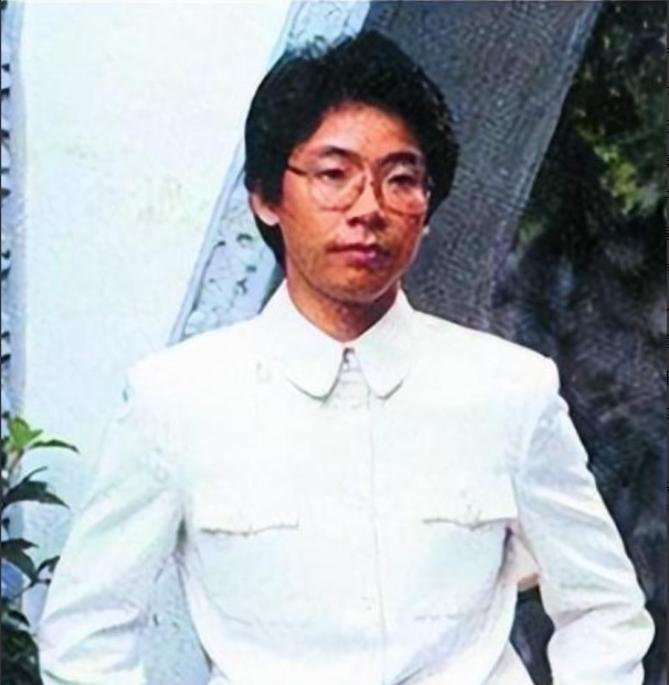 1986年，歌手张明敏得知我国举办亚运会的经费，还差了6亿的缺口时，毅然决然的卖