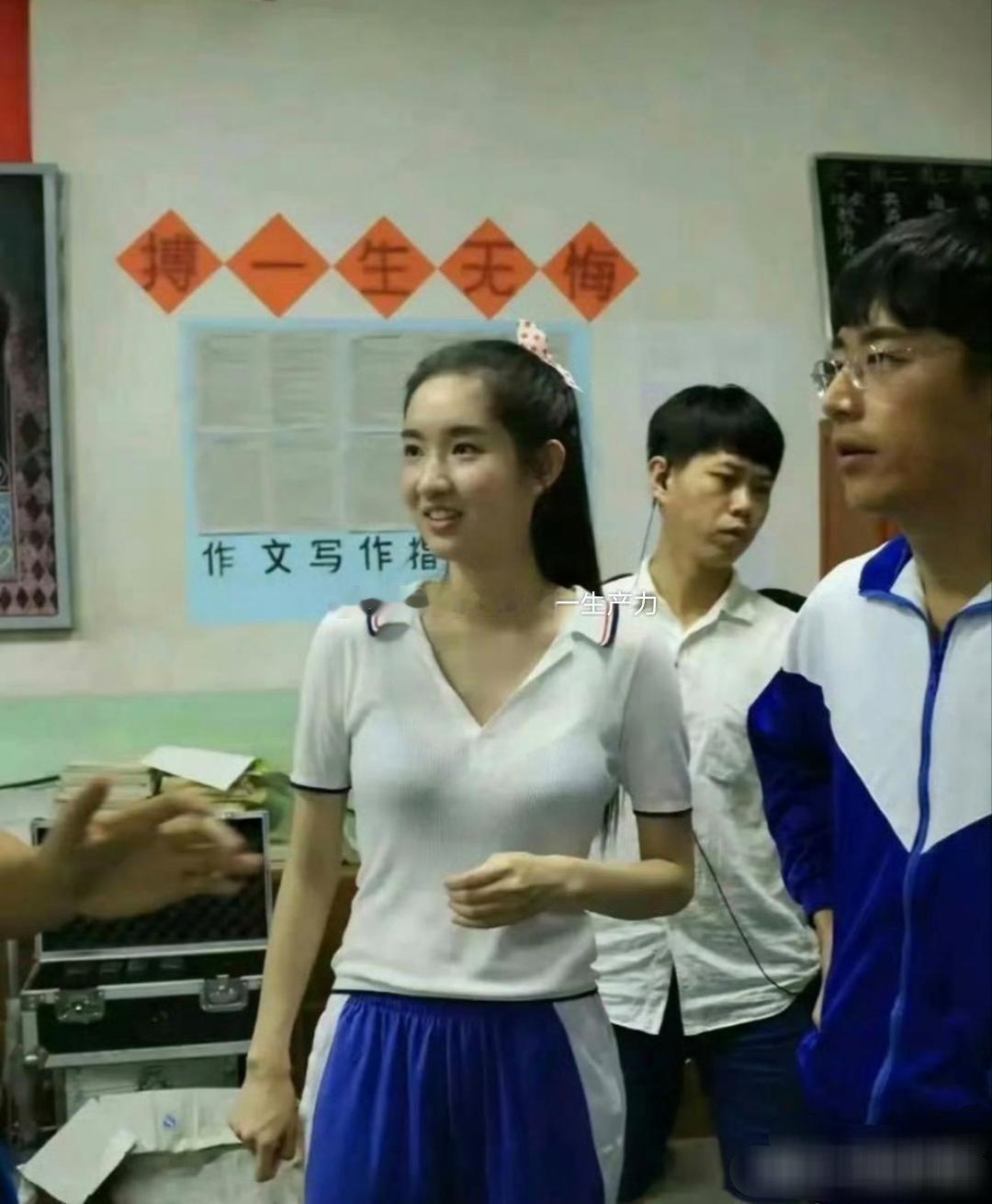 真的是搞不懂，明明是青春校园剧，又不是偶像剧，为什么要把校服设计成这个样子呢？