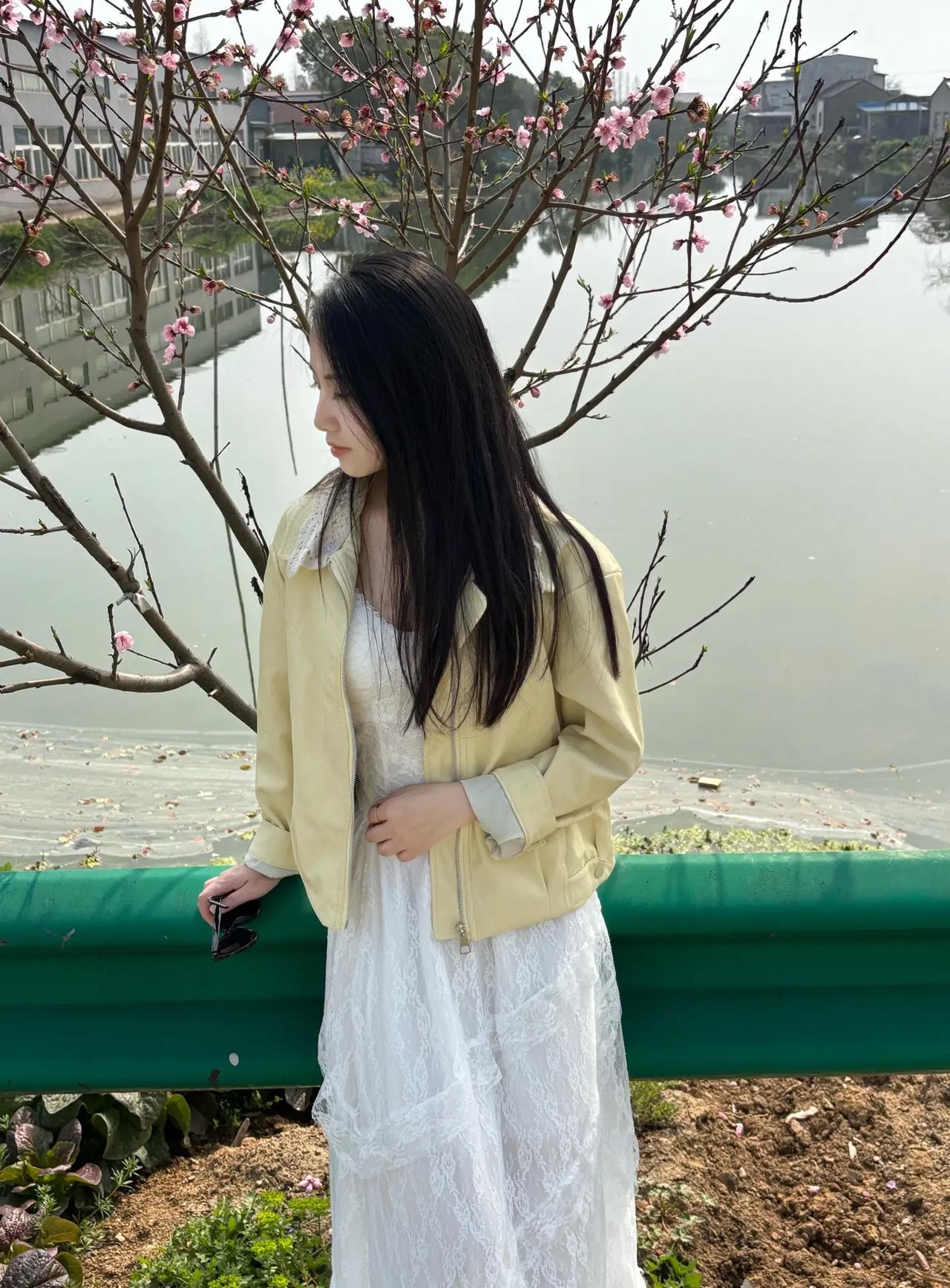 樱花树下，温柔少女，静享春日时光