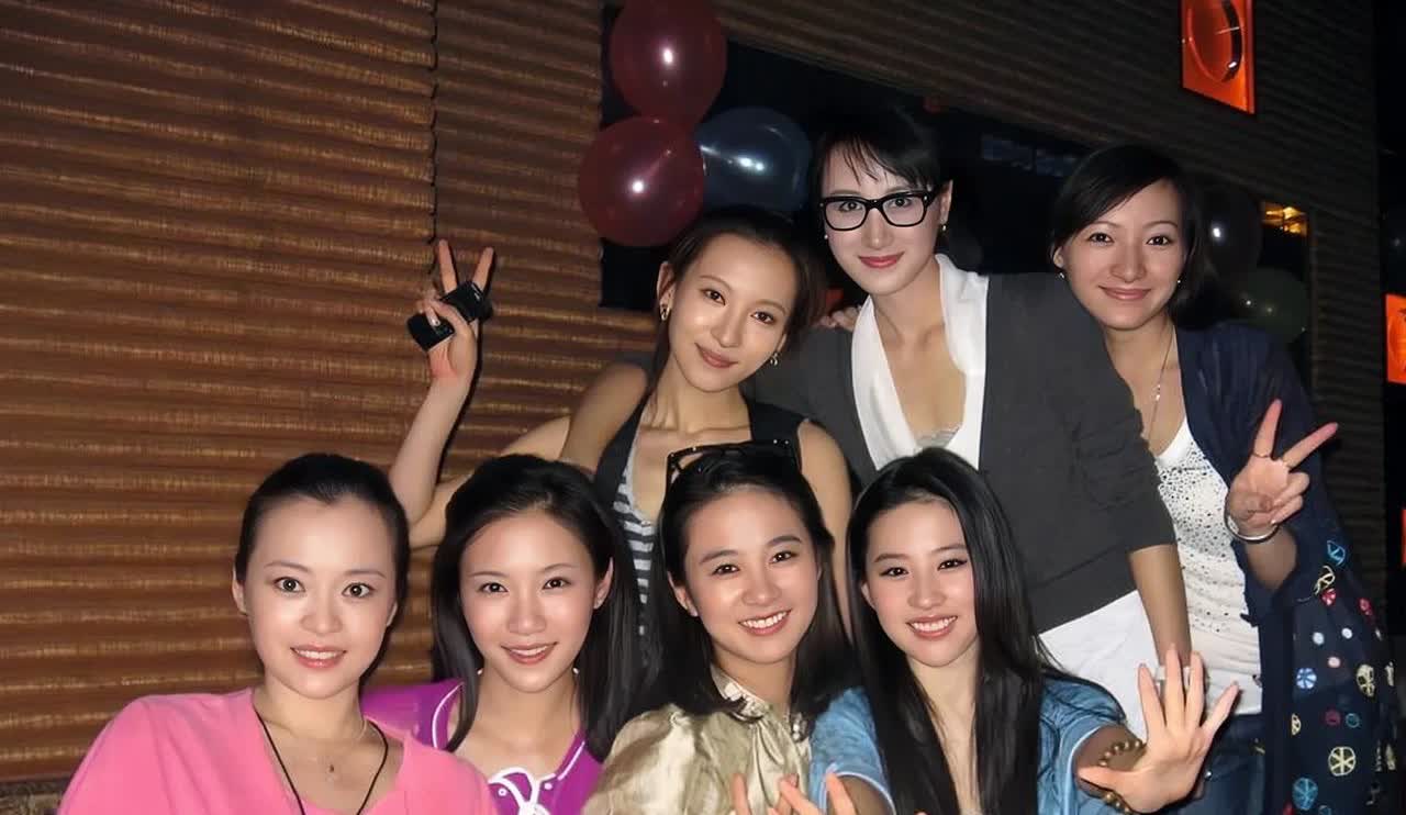 这张照片展现出了刘亦菲与六位大学同学2009年聚会时的情景，七位女生中，谁最吸引