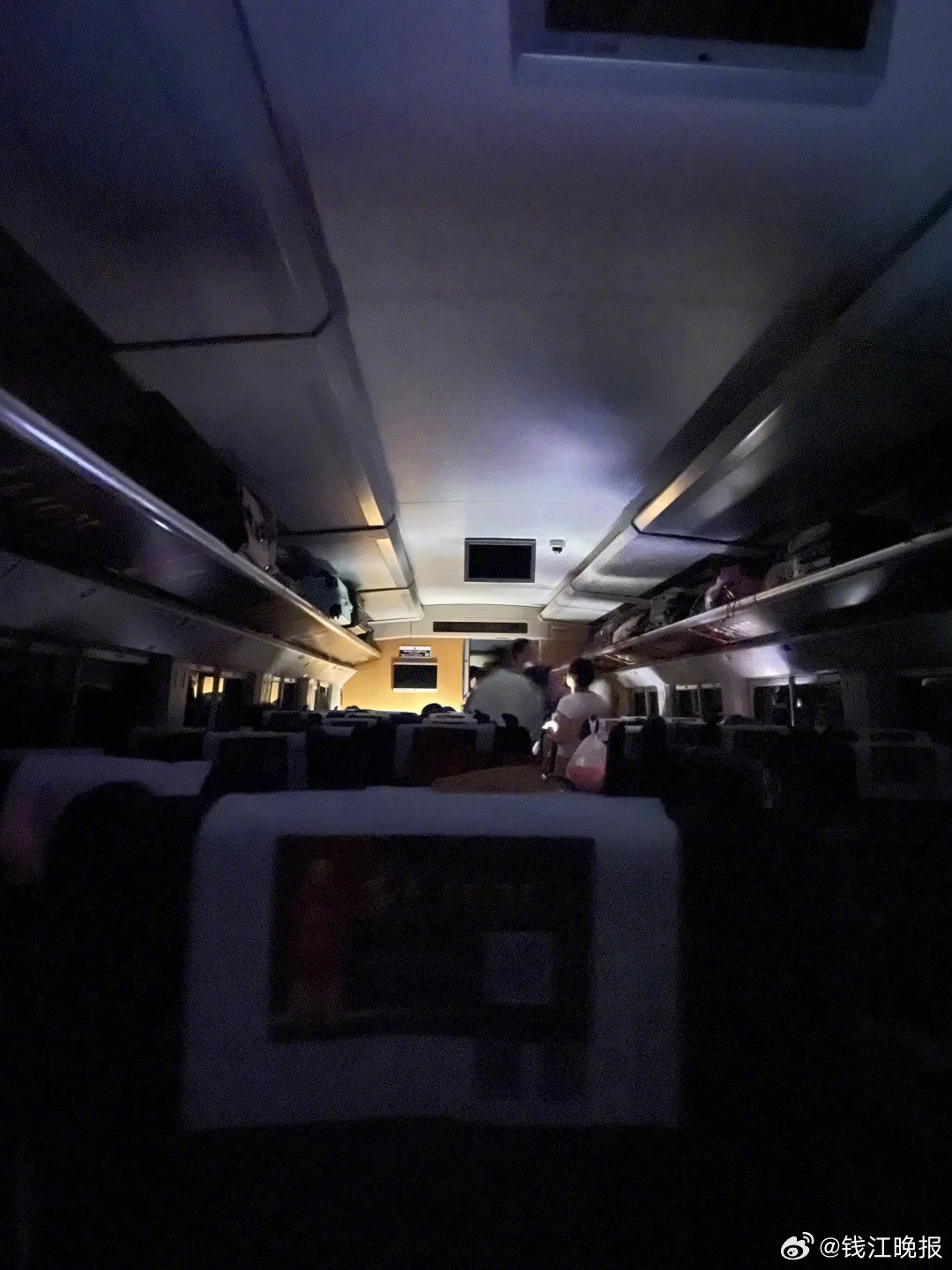 #乘客称D3665次列车被困隧道4小时#【D3665次列车被困隧道4小时！乘客经