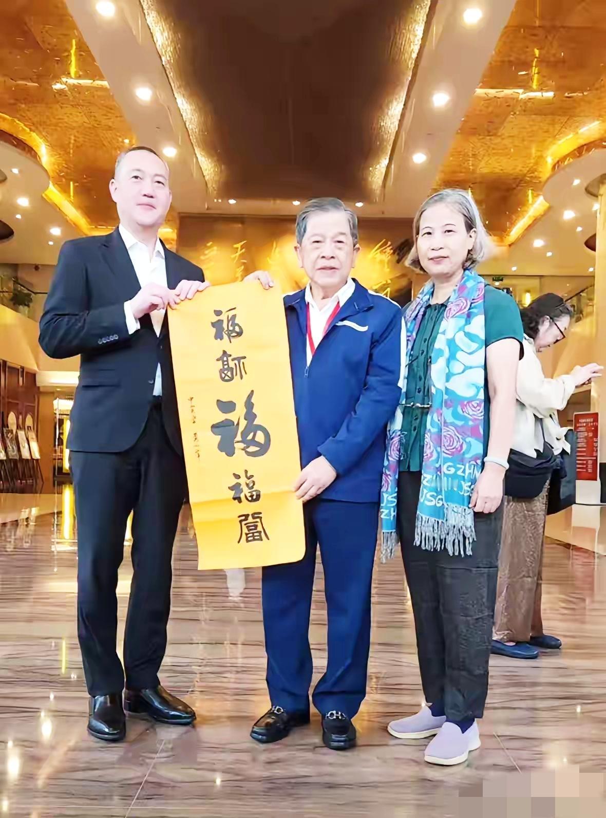 蒋家第四代蒋友松现身北京!合影背景“和平”二字道尽千言万语**在