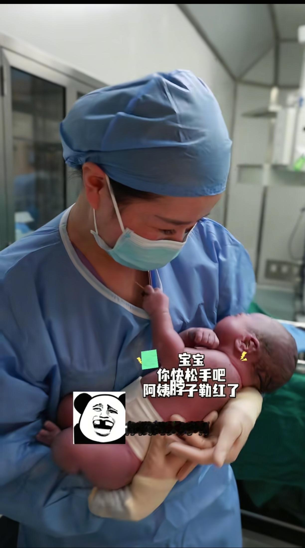 太逗了!河南一家医院产房里,有个刚出生的宝宝,不哭也不闹,顺手就抓住助产师脖子上