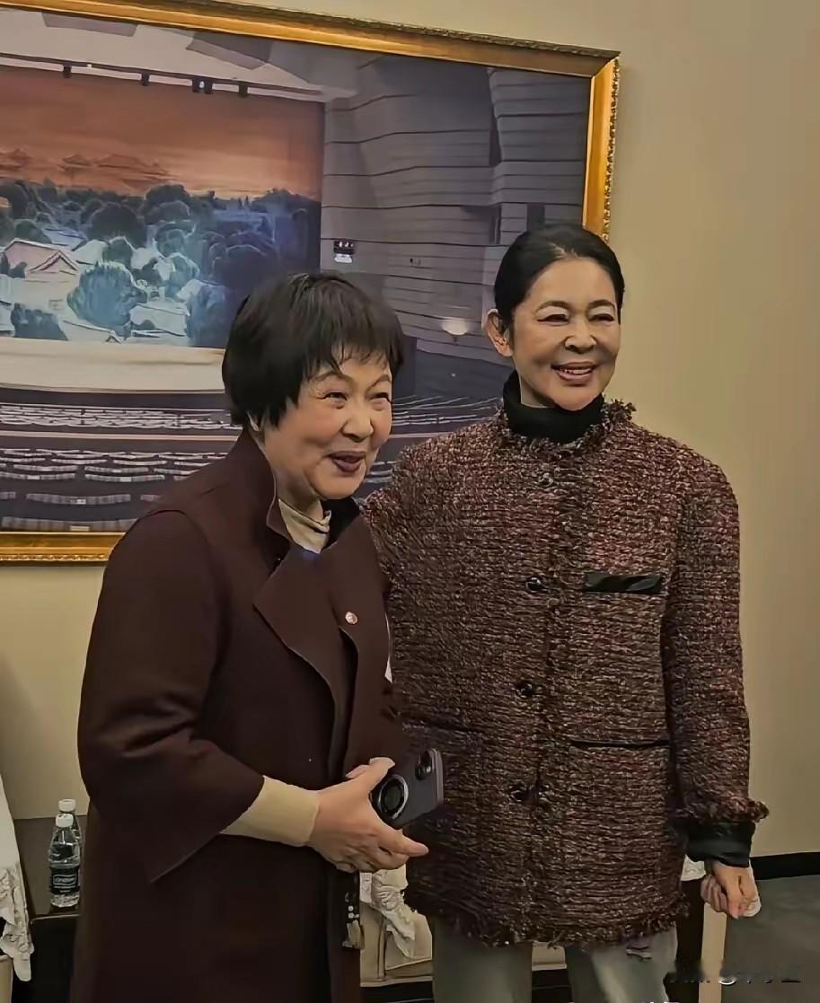 岁月不饶人啊，这是2位央视著名主持人，你能说出她们的名字吗女央视主持人央视主播