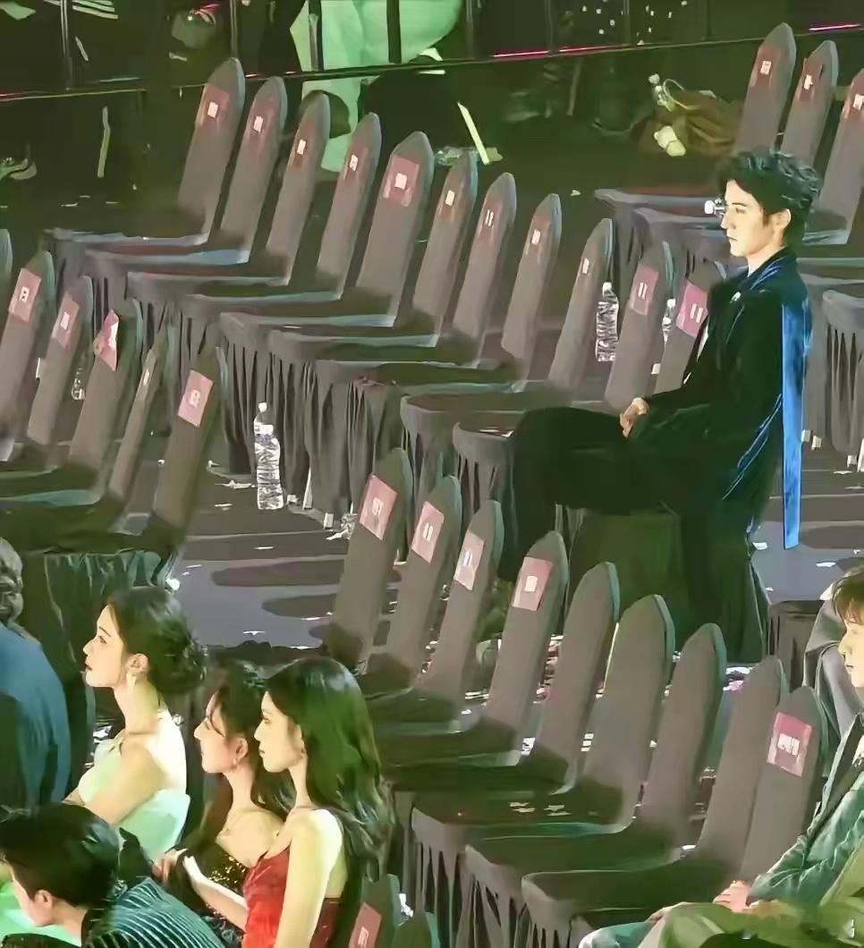 王弘毅这是咋了？之前《长相思》火得一塌糊涂，不说女主杨紫，就说男一男二，他们都是