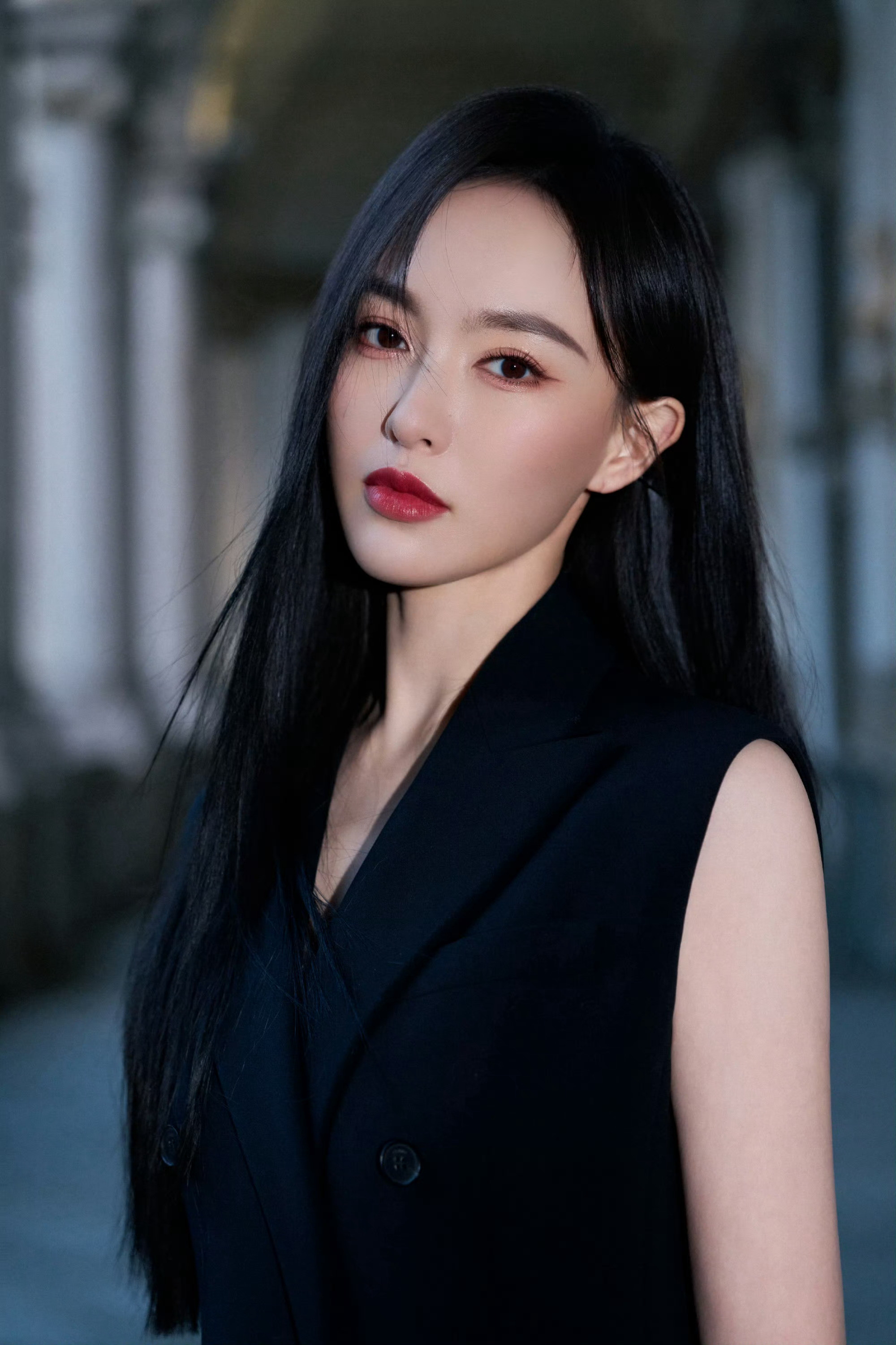 Fendi代言人唐嫣allblack造型亮相创意总监MariaGrazia