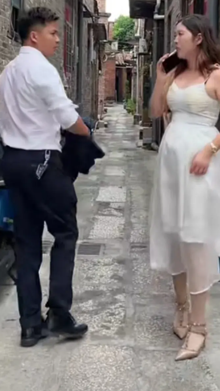 寒心，夫妻离婚5年，在路上隅遇己成陌生人，一开始俩人互相看对方一眼，想说话，可又