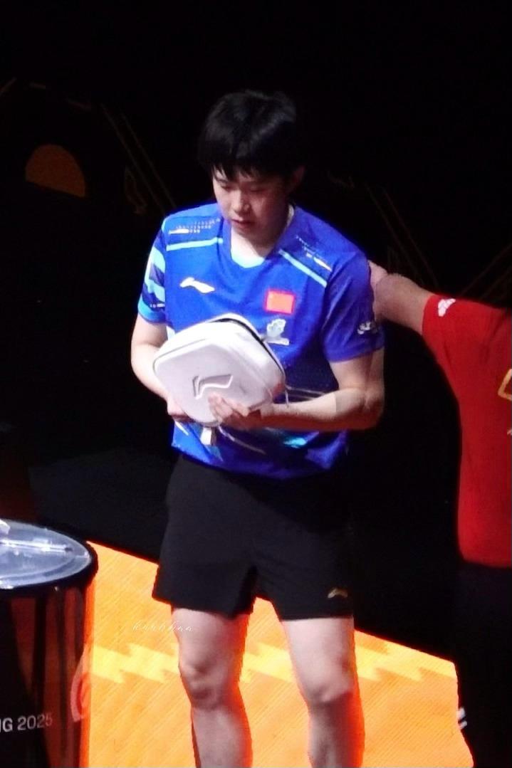 小狗打完混双决自责摇头😥（xz拍拍两个小苦瓜受伤还上去抗这个外战真的辛苦了