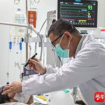 七十七岁的王阿姨因为胯关节不舒服去骨科，医生随口提了一句可以局部热疗，比如用理疗
