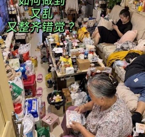 你见过那种“乱到进门要侧身，但每样东西都有固定位置”的家吗？朋友家沙发边堆着猫