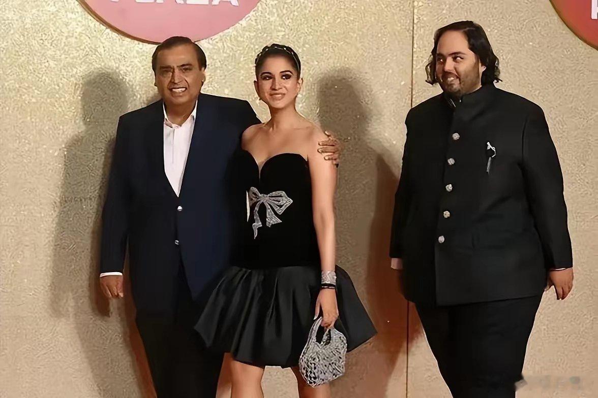 印度首富安巴尼十分开放，在公共场合，安巴尼用手搂着穿短裙的儿媳妇，儿子在后面看了