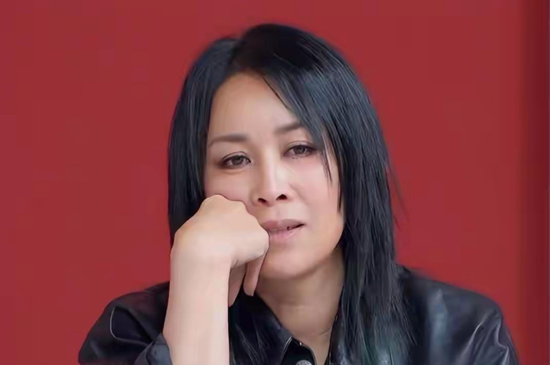 那英说:“我一离开化妆师就不行，不捯伤看着就像70岁。”众人听得一脸惊呆的。在