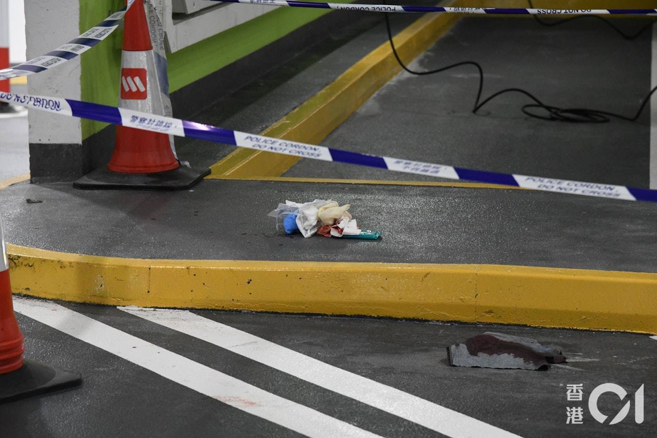 香港在很多地方还是那个香港：¹36岁的胡姓男子从印尼背金条，6根一共12斤。²