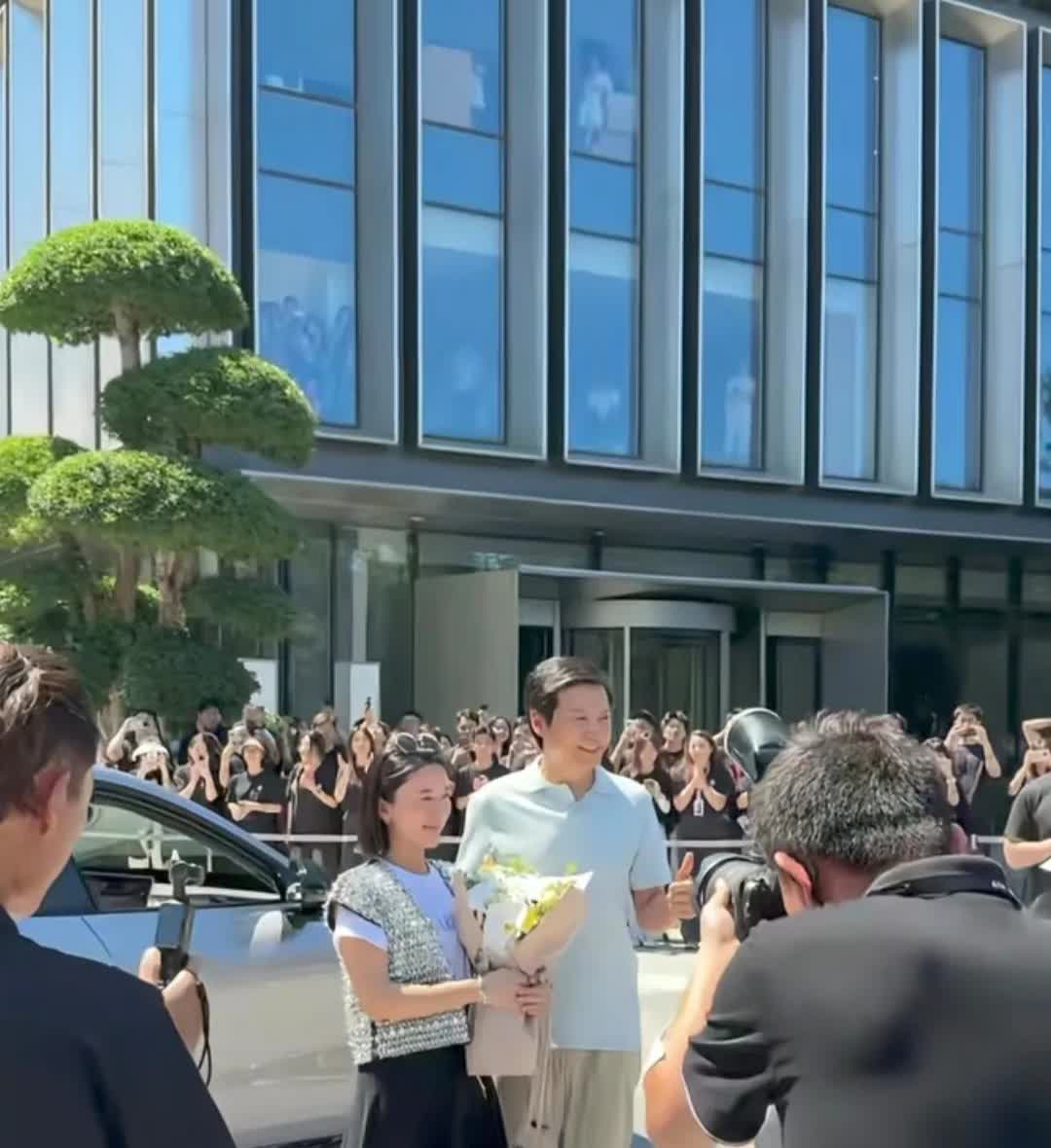 家人们！小米Yu7头50位车主提车了！好家伙，这哪是提车啊，简直是原地起