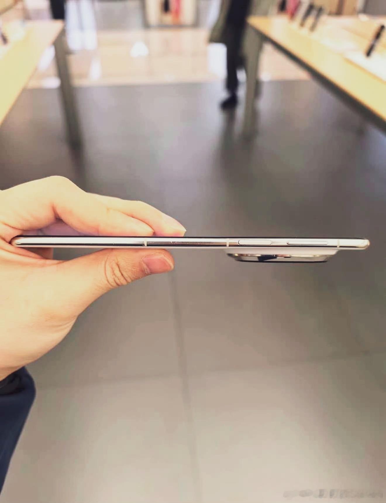 薄是真的薄，镜头模组这么一看好乖乖大大大……不想牺牲影像，又想轻薄……难为70A