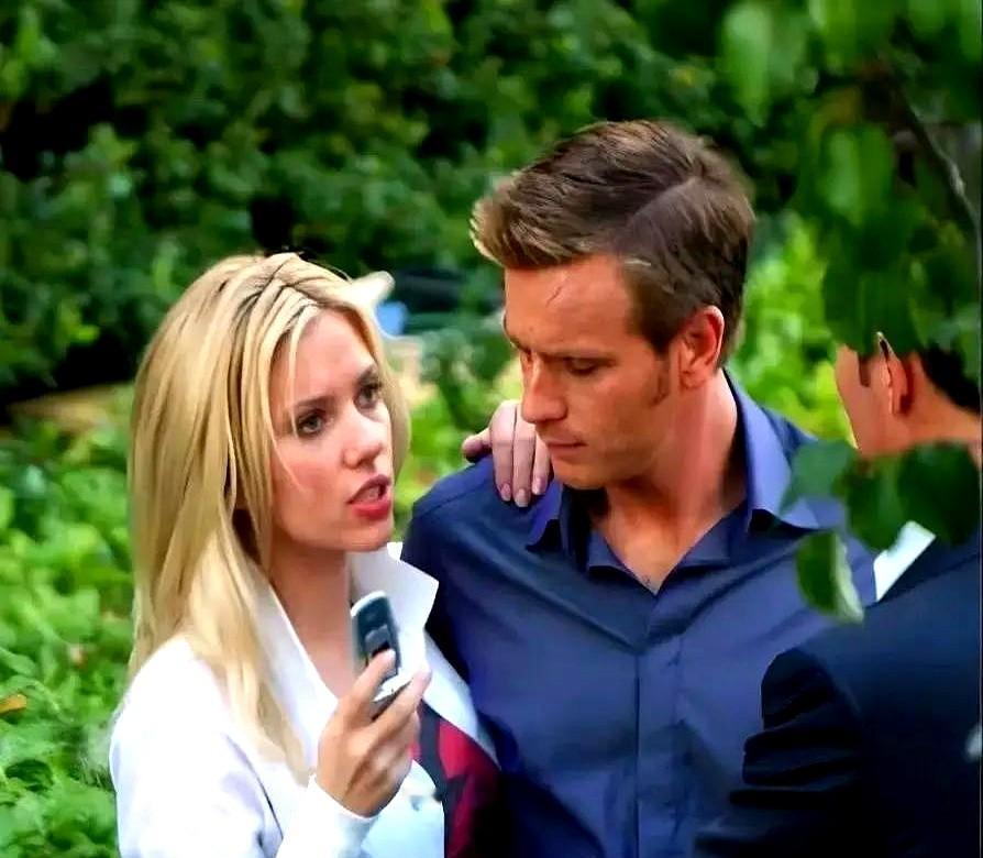 那个好莱坞顶级女星斯嘉丽，在片场当着迈克尔贝的面，一把甩掉戏服，为了一个胸罩当场