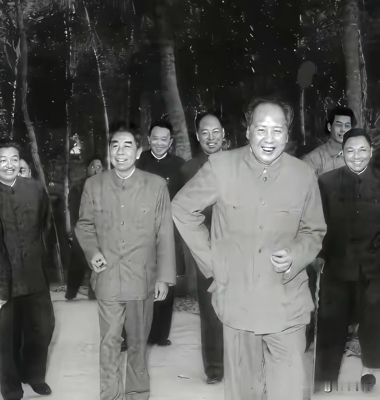 🍁60年代初广州军委会议间隙，林荫道上，毛主席开怀大笑走在前面，周总理和将帅们